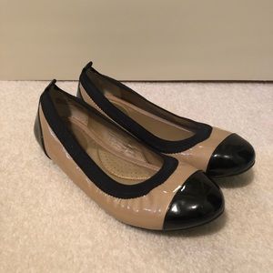 me Too Kaden Flats Black and Nude Size 8.5